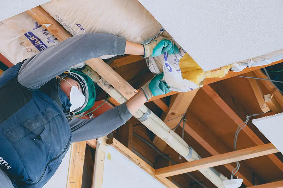 建物の内装を丁寧に解体するスタッフ